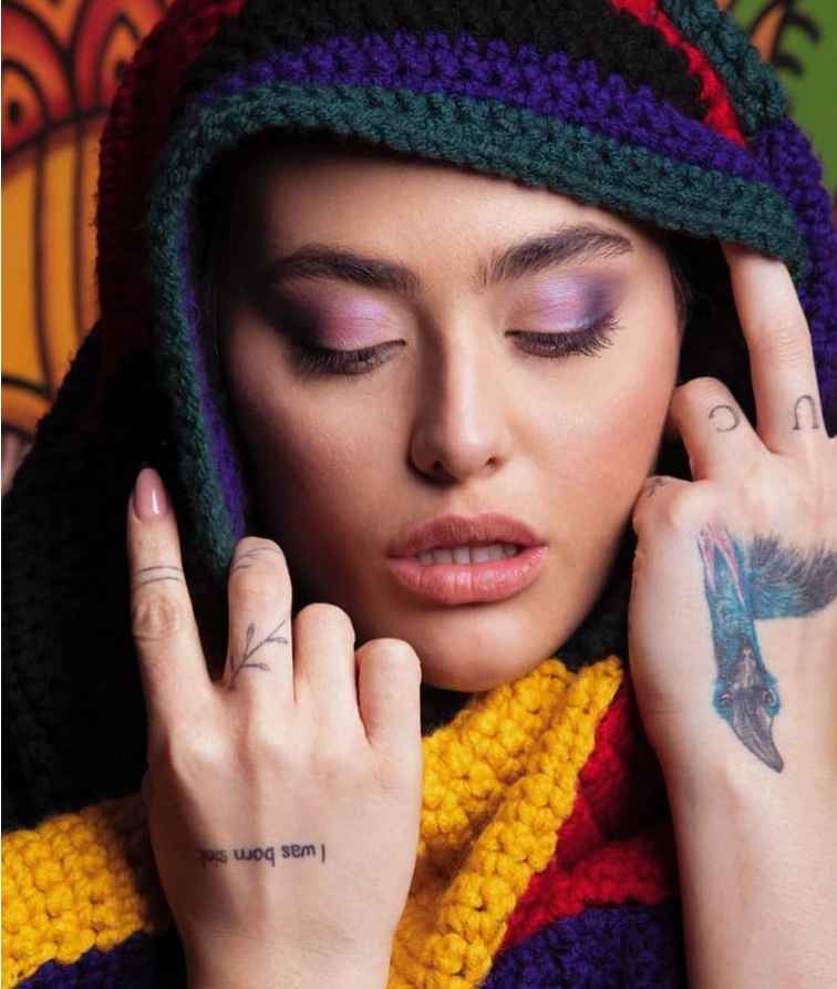 ریحانه پارسا بدنش را دفتر نقاشی کرد! + عکس ریحانه پارسا بدنش را دفتر نقاشی کرد! + عکس