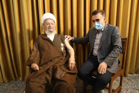 لحظه تزریق دوز سوم واکسن کرونا به آیت الله مکارم