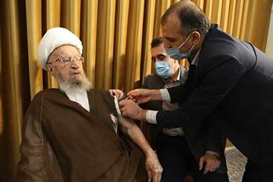 لحظه تزریق دوز سوم واکسن کرونا به آیت الله مکارم لحظه تزریق دوز سوم واکسن کرونا به آیت الله مکارم