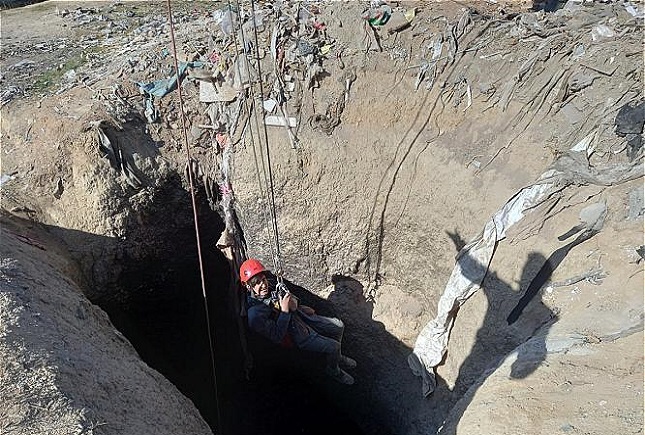 سقوط داخل چاه به خاطر نجات جان یک سگ سقوط داخل چاه