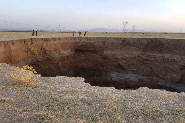 فرونشست زمین در همدان جدی است