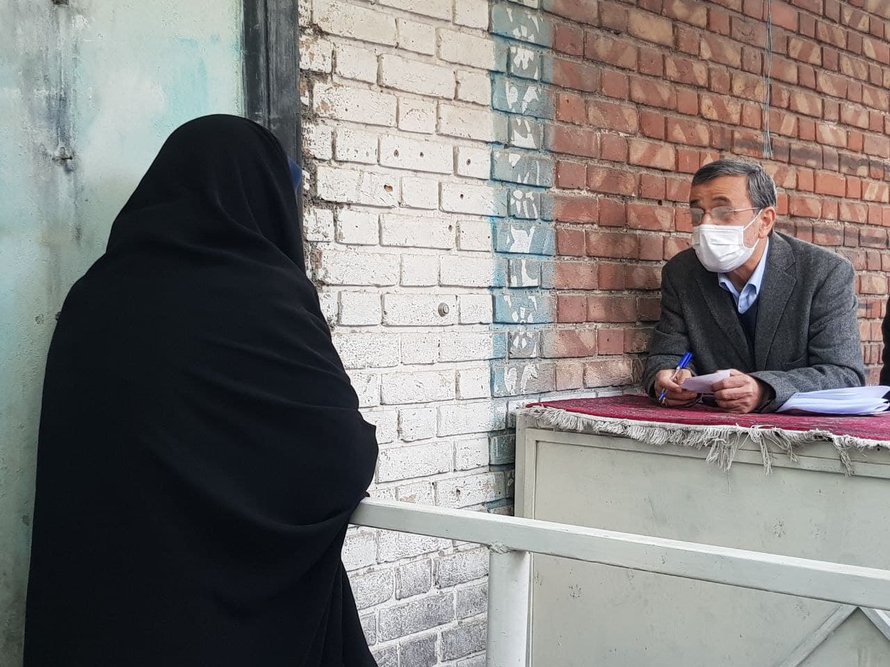 احمدینژاد همچنان از مردم نامه میگیرد/عکس احمدینژاد همچنان از مردم نامه میگیرد/عکس