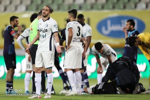 بیهوشی مدافع استقلال مقابل پیکان + عکس بیهوشی مدافع استقلال مقابل پیکان + عکس