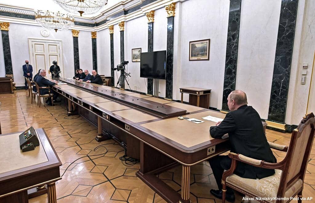 تفاوت پوتین و زلانسکی هنگام مشورت با فرماندهان نظامی/عکس تفاوت پوتین و زلانسکی هنگام مشورت با فرماندهان نظامی/عکس