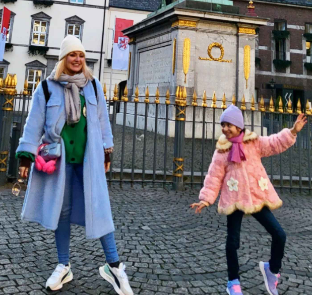 استایل خاص مهناز افشار و دخترش در خیابان + عکس