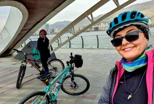 دوچرخه سواری آناهیتا همتی در خیابان‌های تهران + عکس