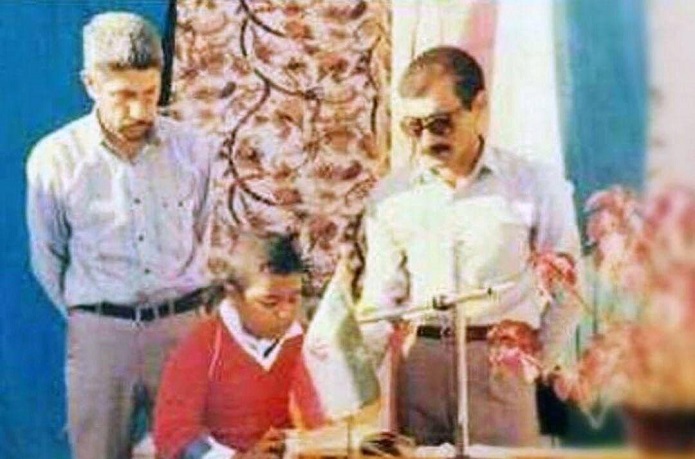 عکس نوستالژیک رضا صادقی در حال قرائت قرآن