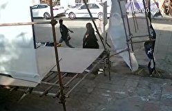 سقوط داربست ستاد یک کاندیدا روی شهروندان / فیلم