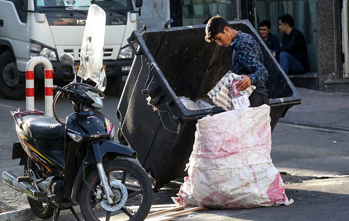 پیمانکاران همچنان از کارگرانِ کودک و نوجوان برای جمع‌آوری زباله استفاده می‌کنند