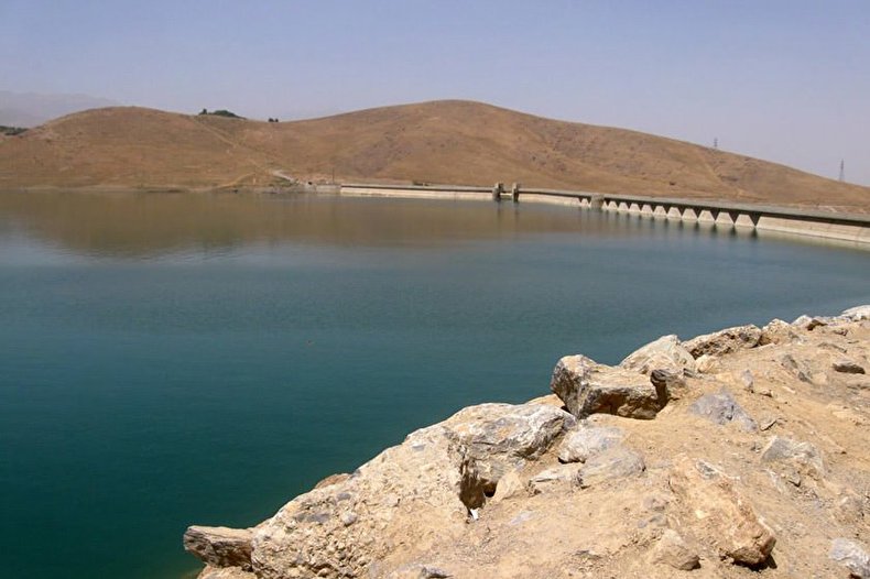 کاهش شدید آب سد اکباتان همدان / عکس