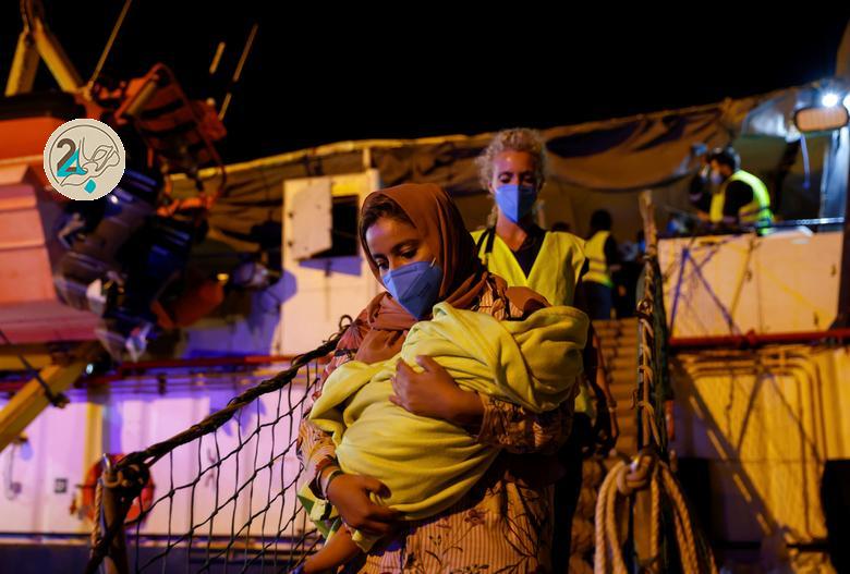 مهاجران نجات یافته از آب‌های تونس در جزیره سیسیل/ تصاویر