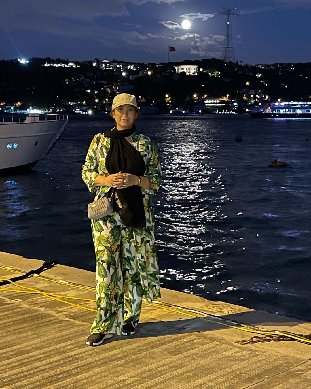 تیپ راحت فریبا نادری کنار دریا در استانبول + عکس تیپ راحت فریبا نادری کنار دریا در استانبول + عکس