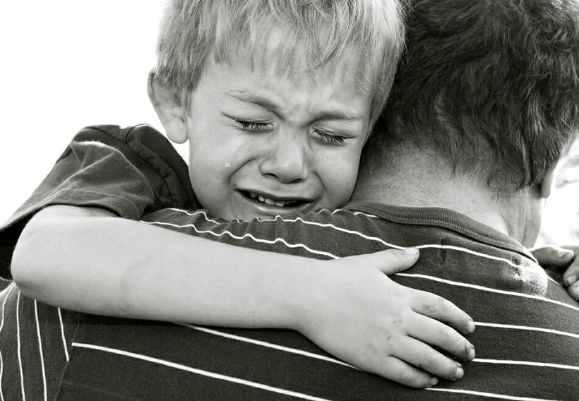 با کودکانی که والدینشان را از دست داده‌اند چگونه برخورد کنیم؟