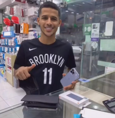 وقتی مهدی قائدی با آیفون 13 ستاره معصومی را سورپرایز می کند + عکس