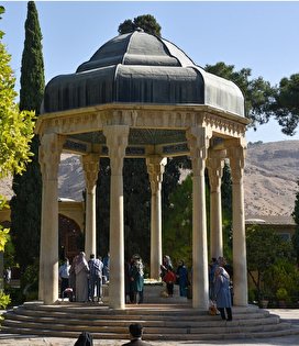 گلباران آرامگاه حافظ در شیراز