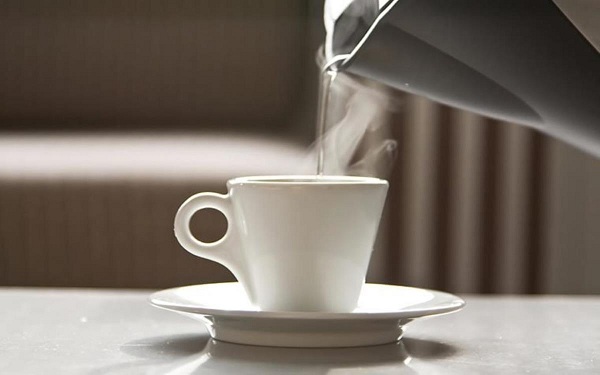 فواید بی نظیر نوشیدن آب گرم ناشتا برای سلامتی