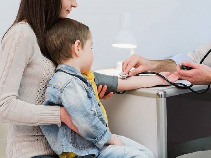 علائم نگران کننده افت فشار کودکان  فشار کودکان