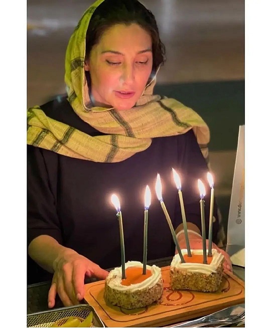 چهره زیبا و نچرال هدیه تهرانی درحال فوت کردن شمع کیک + عکس
