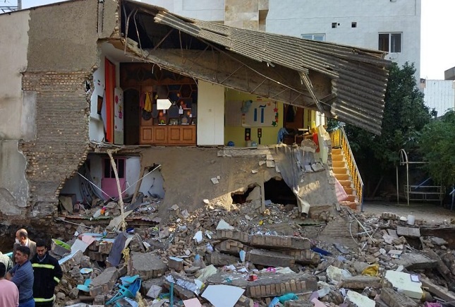 دیوار مدرسه فروریخت/ ۱۰ دانش آموز و معلم زیر آوار ریزش دیوار مدرسه