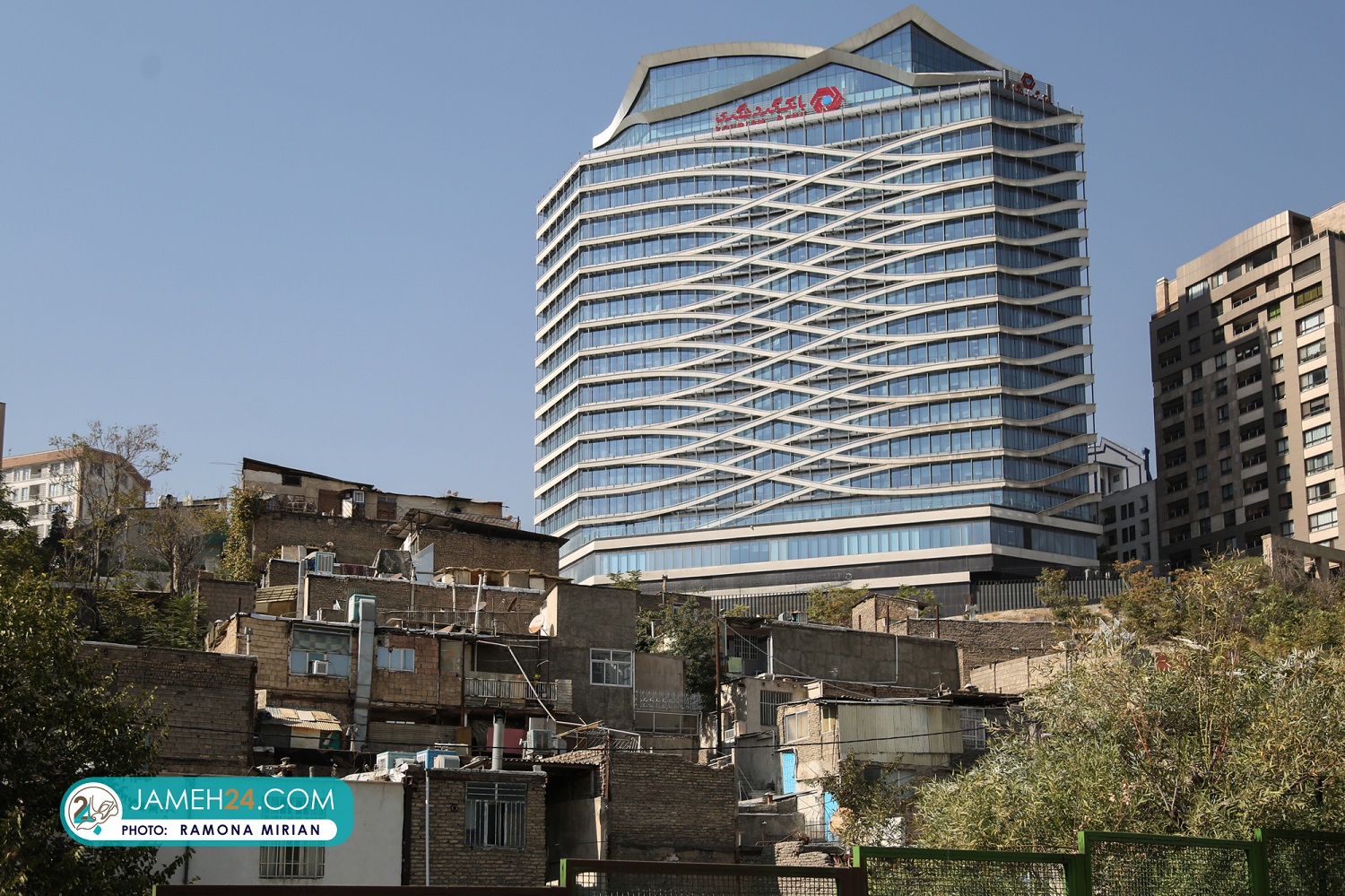 عکسی قابل تامل از فقر و غنا در تهران