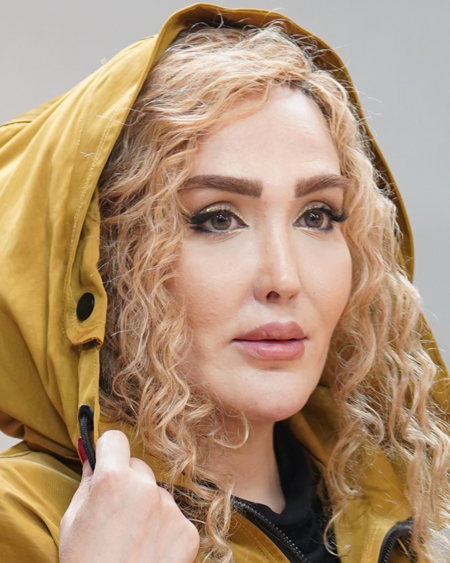 چهره زهره فکور صبور با مو‌های بلوند و صورت میکاب شده + عکس