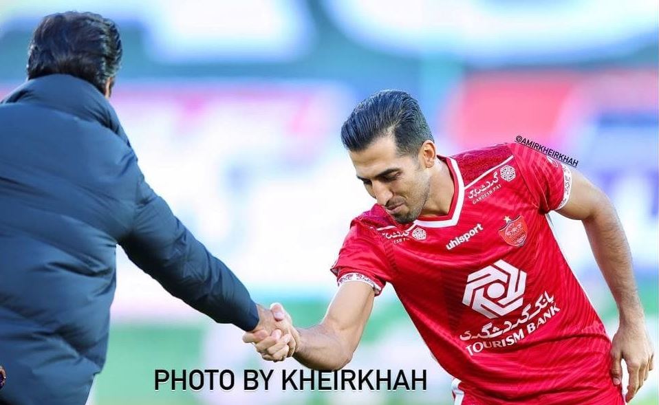 ادای احترام وحید امیری به فرهاد مجیدی ادای احترام وحید امیری به فرهاد مجیدی