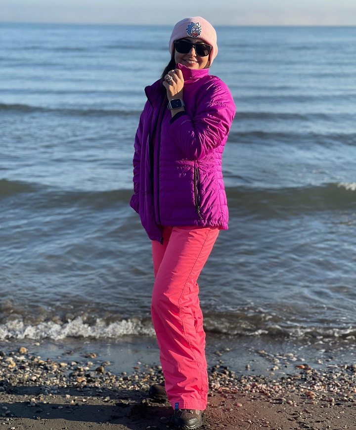 تیپ صورتی و کوتاه نفیسه روشن لب دریا + عکس