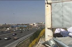 سقوط دهشتناک بیلبورد تبلیغاتی در اتوبان تهران کرج/ فیلم