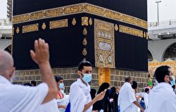 کتک‌کاری عجیب زائران در خانه خدا! + فیلم