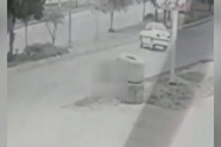 لحظه واژگونی پژو پارس و برخورد با درخت در جاده دزفول / فیلم