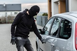 سرقت پژو ۴۰۵ توسط مسافر تاکسی در روز روشن / فیلم