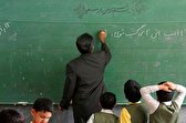 دلجویی یک معلم از دانش آموزان در لرستان به شیوه‌ای عجیب / فیلم