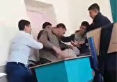 تصاویری شرم‌آور از کتک زدن یک دانش‌آموز + فیلم