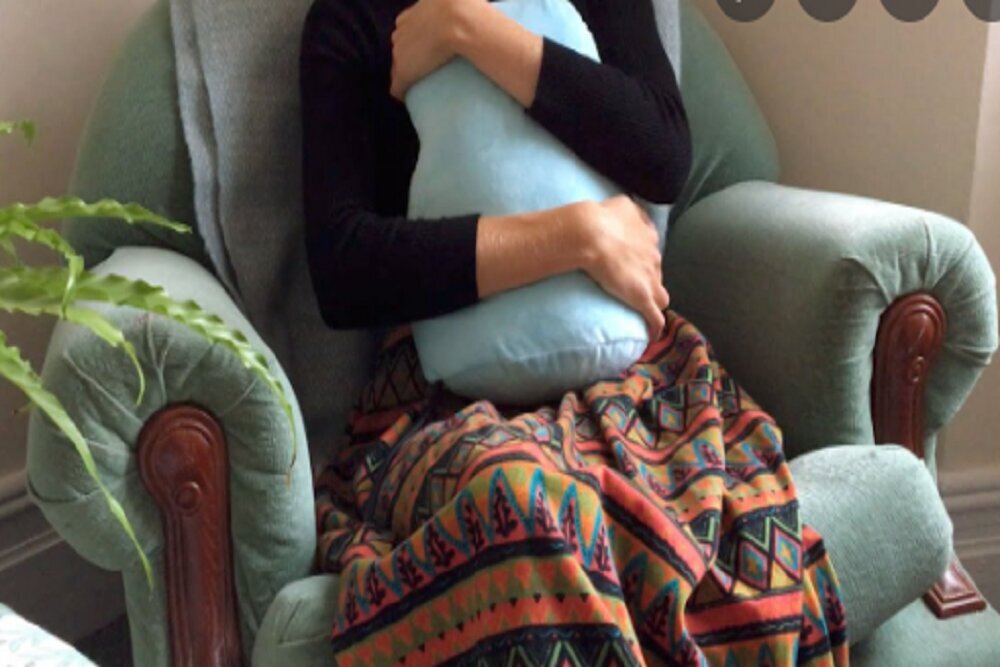 کاهش اضطراب با بغل کردن یک بالش