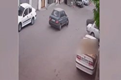 لحظه وحشتناک زیر گرفتن راننده توسط یک خودروی دیگر در تبریز / فیلم