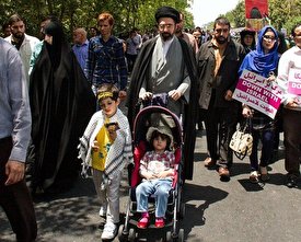 استقبال جالب مردم از پسر رهبر انقلاب در راهپیمایی روز قدس/ فیلم