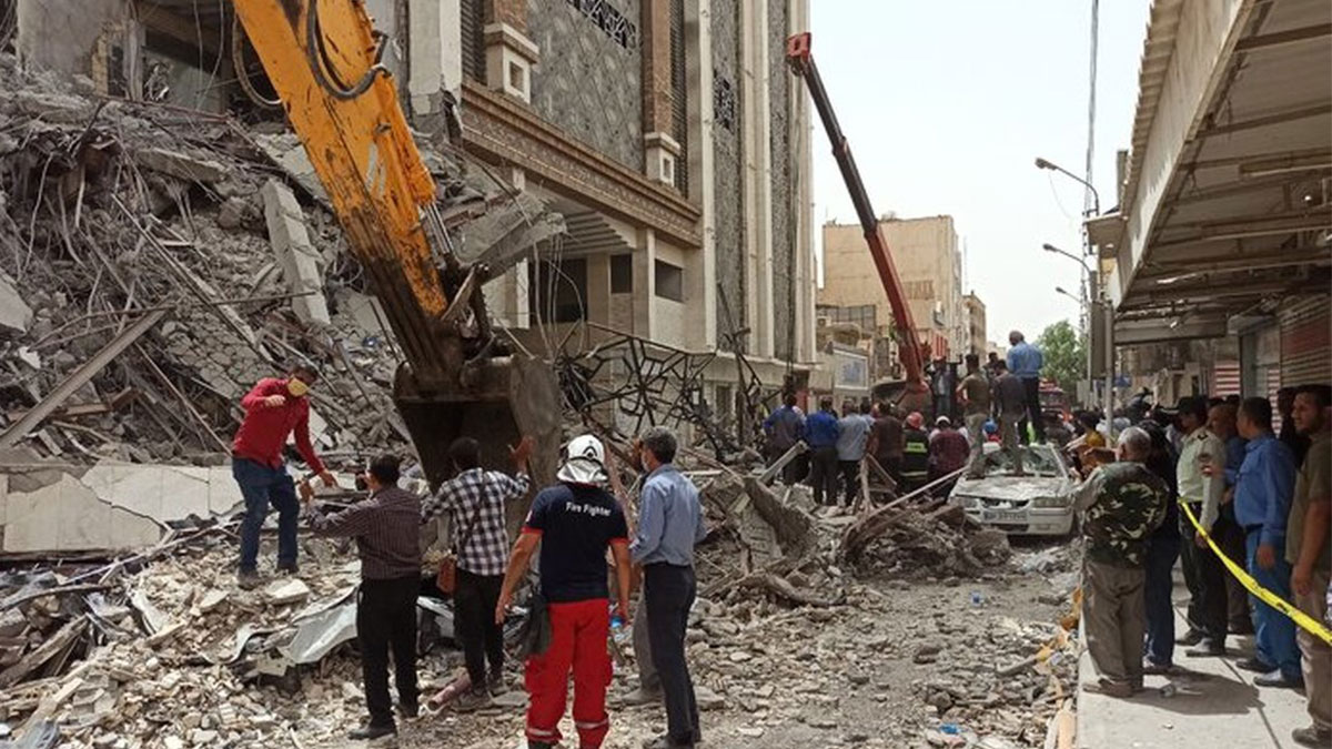 نهمین روز آواربرداری متروپل/ کشف ۳۴ پیکر از زیر آوار/ نفوذ آب به طبقات منفی آواربرداری متروپل