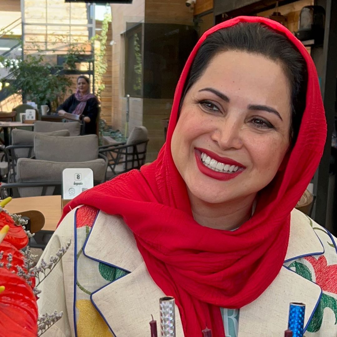 ست قرمز کمند امیرسلیمانی در کافه + عکس ست قرمز کمند امیرسلیمانی در کافه + عکس