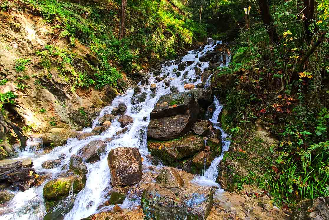 جاذبه‌های آبشار آب پری استان مازندران