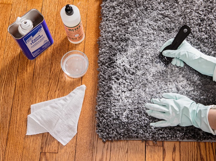 پاک کردن لاک ناخن از روی فرش با این راهکارها