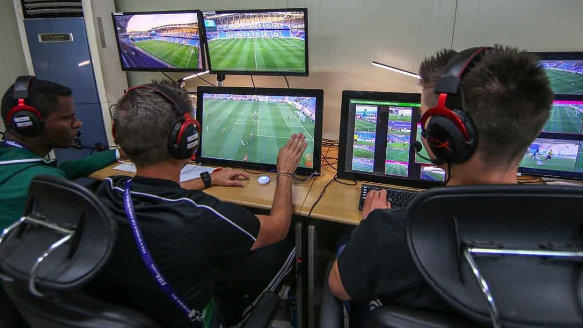 سیستم VAR چیست و چگونه کار می‌کند؟