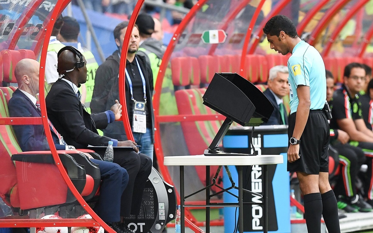 سیستم VAR چیست و چگونه کار می‌کند؟