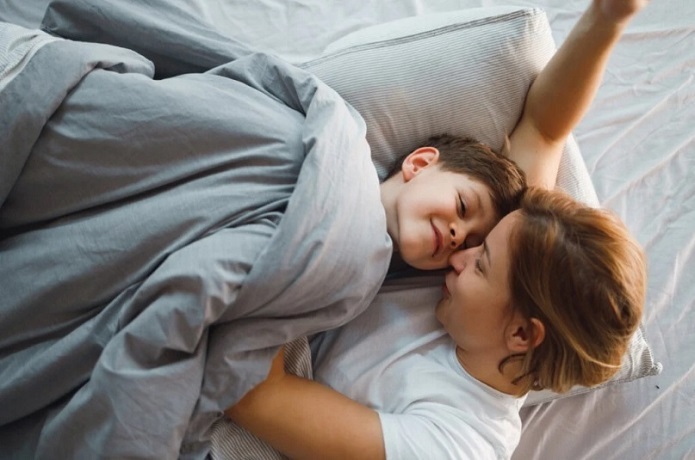 چرا کودکان شب ها قبل از خواب زیاد حرف میزنند؟ چرا کودکان شب ها قبل از خواب زیاد حرف میزنند؟