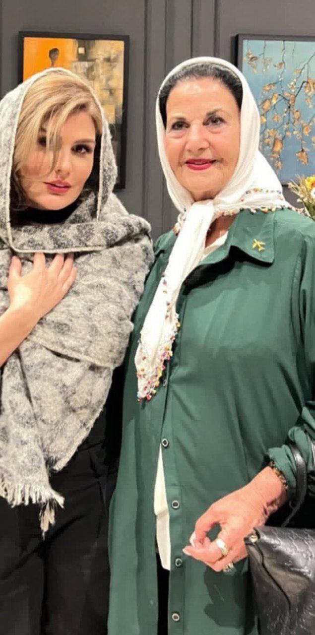 عکس یادگاری رز رضوی با ستاره مشهور قبل از انقلاب عکس یادگاری رز رضوی با ستاره مشهور قبل از انقلاب