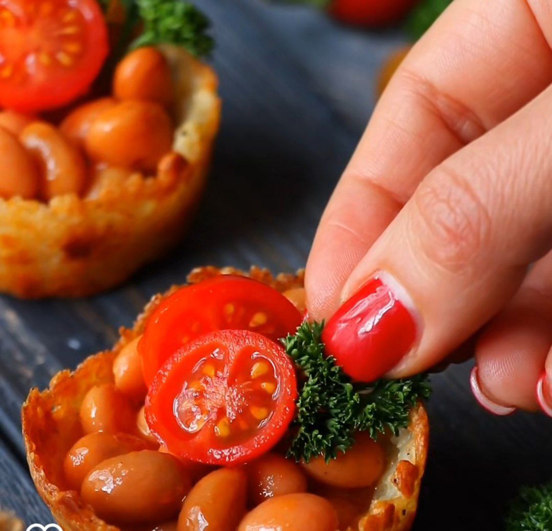 کاسههای برنجی با خوراک لوبیا کاسههای برنجی با خوراک لوبیا