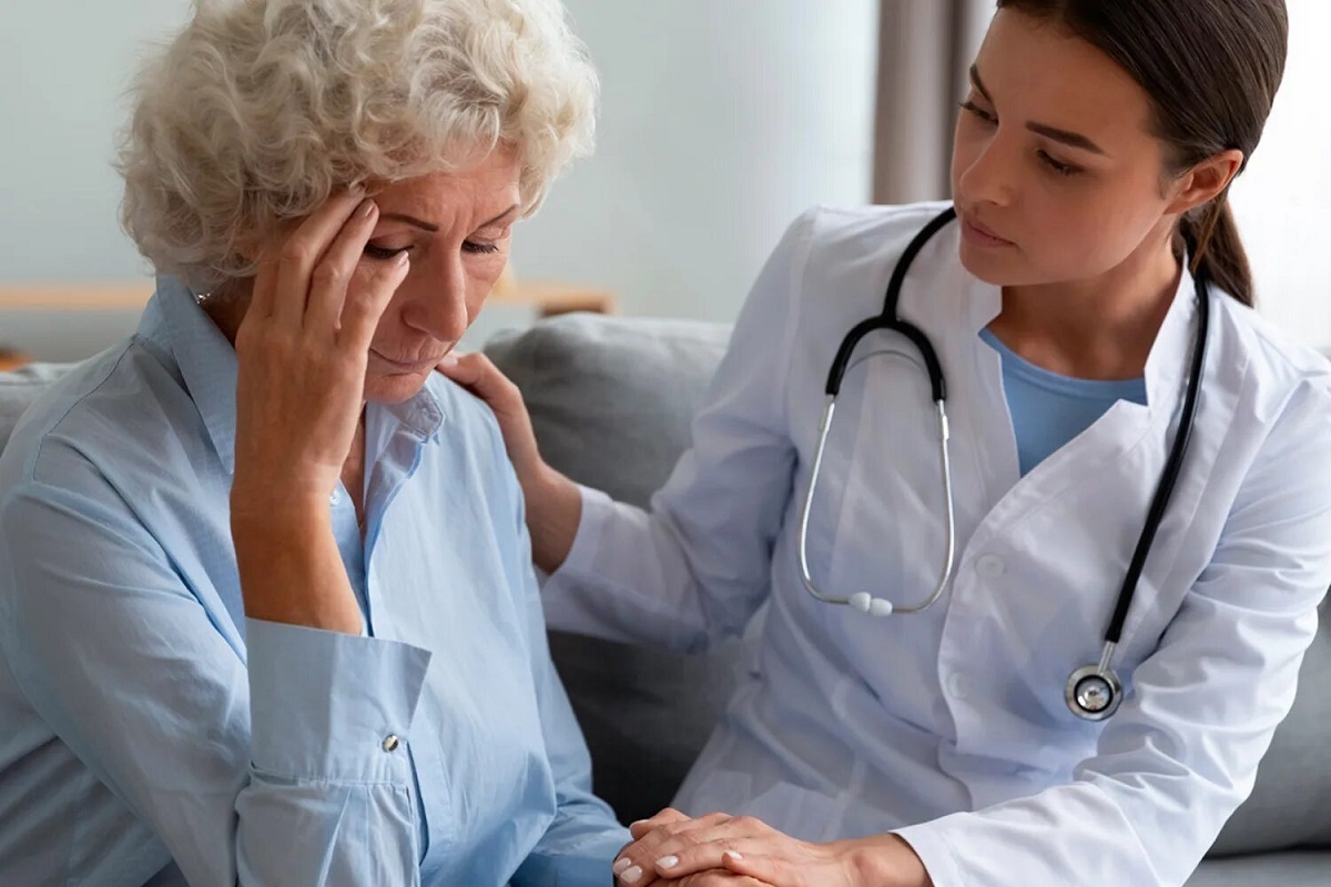 با فردی که سکته مغزی کرده است چگونه باید رفتار کرد؟