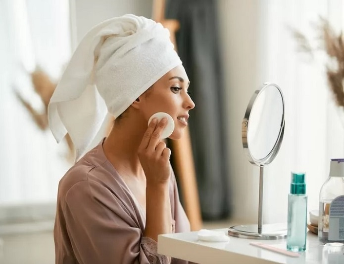 کدام خوراکیها به آبرسانی پوست کمک میکند؟ کدام خوراکیها به آبرسانی پوست کمک میکند؟