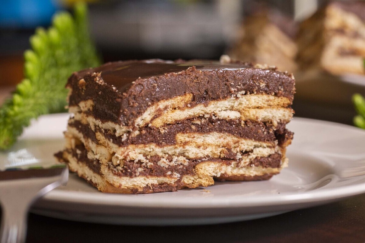 دسر بیسکوییتی با سس شکلات دسر بیسکوییتی با سس شکلات