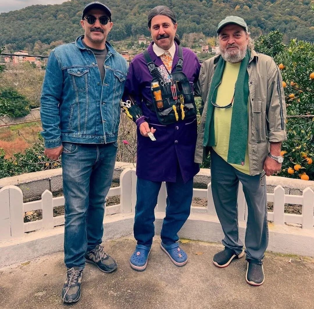 عکس/ تیپ خاص نقی معمولی و رحمت در پشت صحنه سریال پایتخت ۷