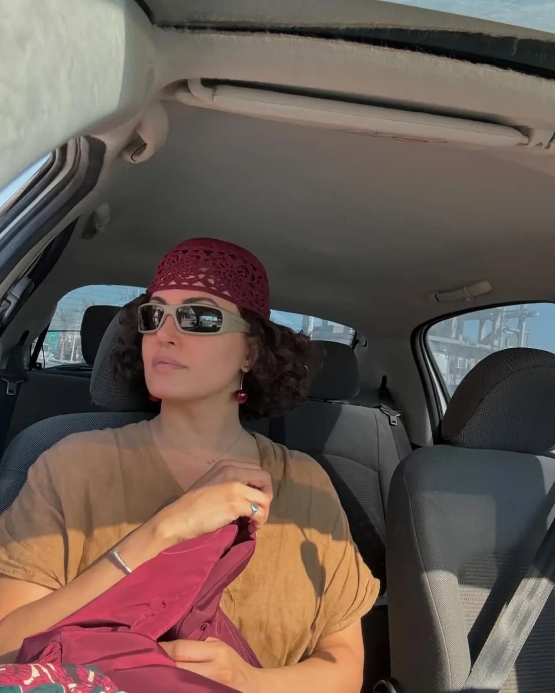 عکس/ تیپ متفاوت الناز شاکردوست در ماشین لاکچریش